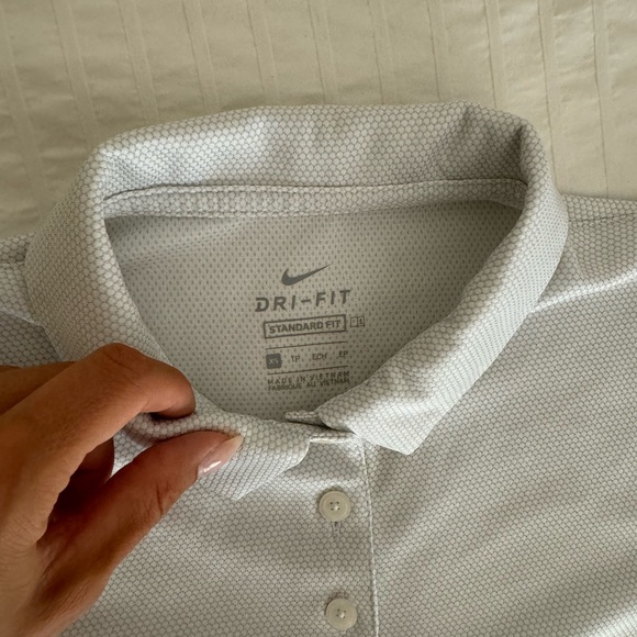 ⛳️Brand new Nike golf t shirt⛳️ - Picture 2 of 3